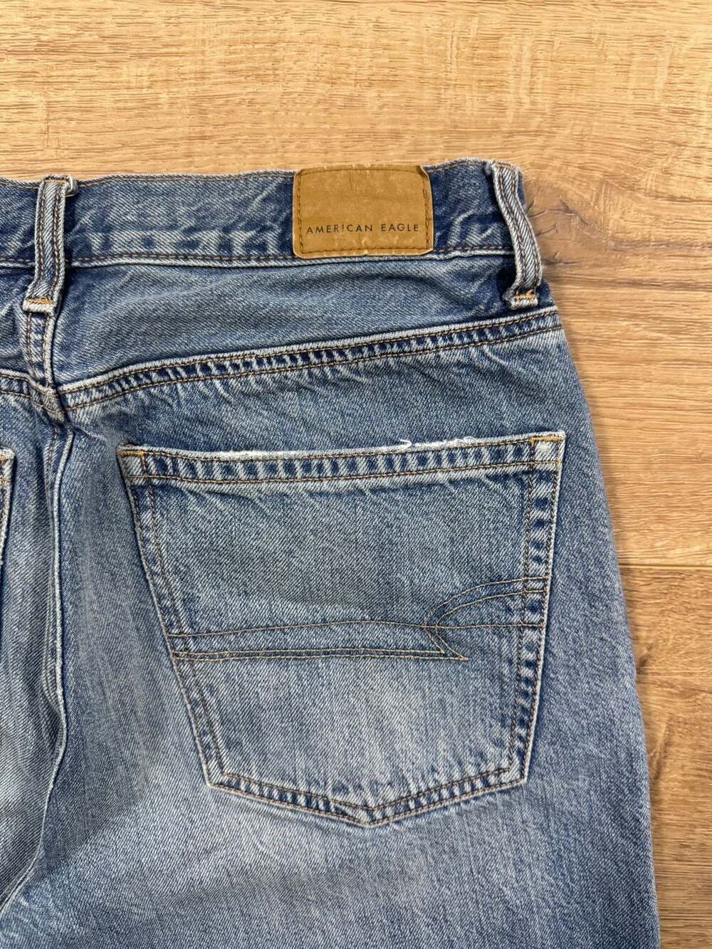 American Eagle 90s Boyfriend Button Fly Jeans Size 2 Light Wash Denim - Picture 11 of 11